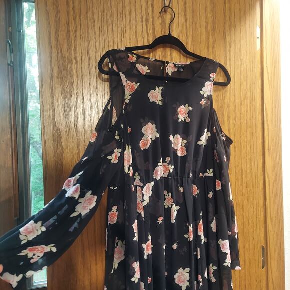 Torrid 1x plus BLACK FLORAL COLD SHOULDER CHIFFON DRESS - Picture 3 of 10
